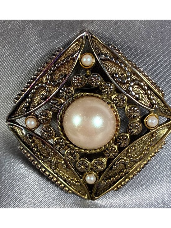 Jewelry - Vintage Made in USA Faux Pearl Rhinestone Gold Tone Diamond Brooch 2"